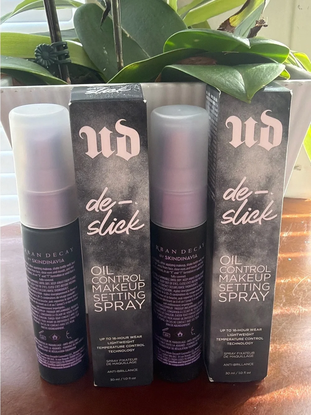 Urban Decay de-slick Makeup Setting Spray — Black with Purple Text